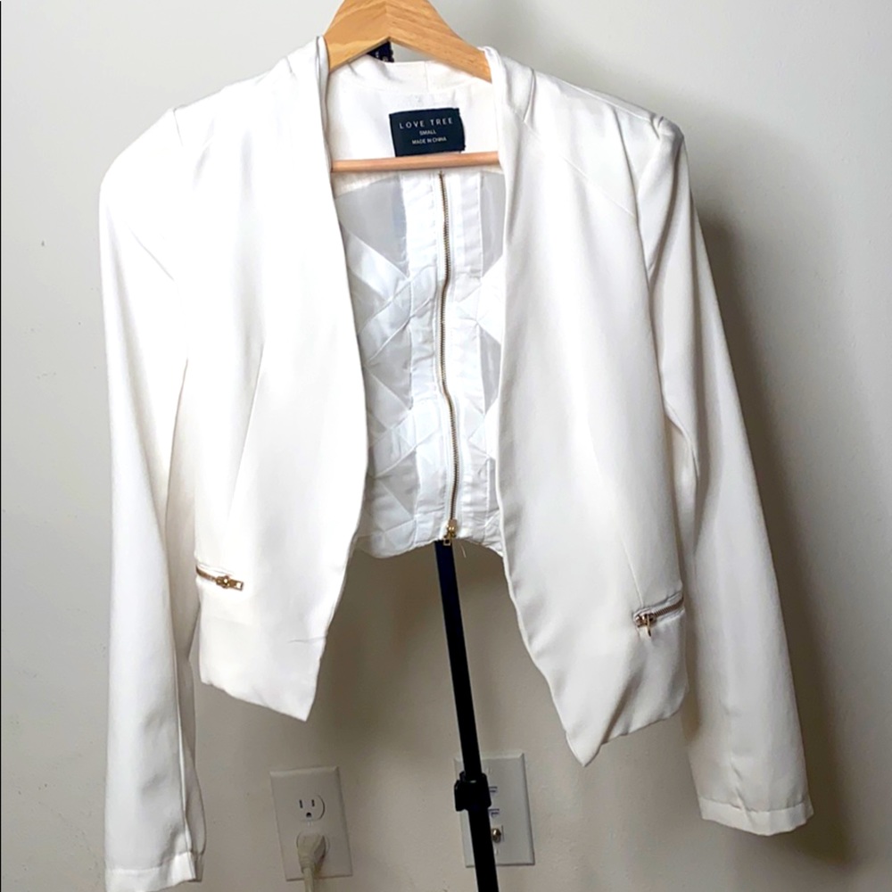 White cropped fitted blazer with back zipper